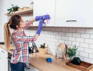 kobieta sprząta mieszkanie
